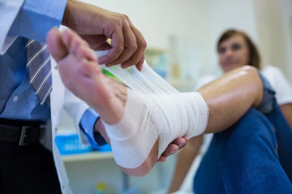 hombres medico vendaje pie paciente femenino 11zon