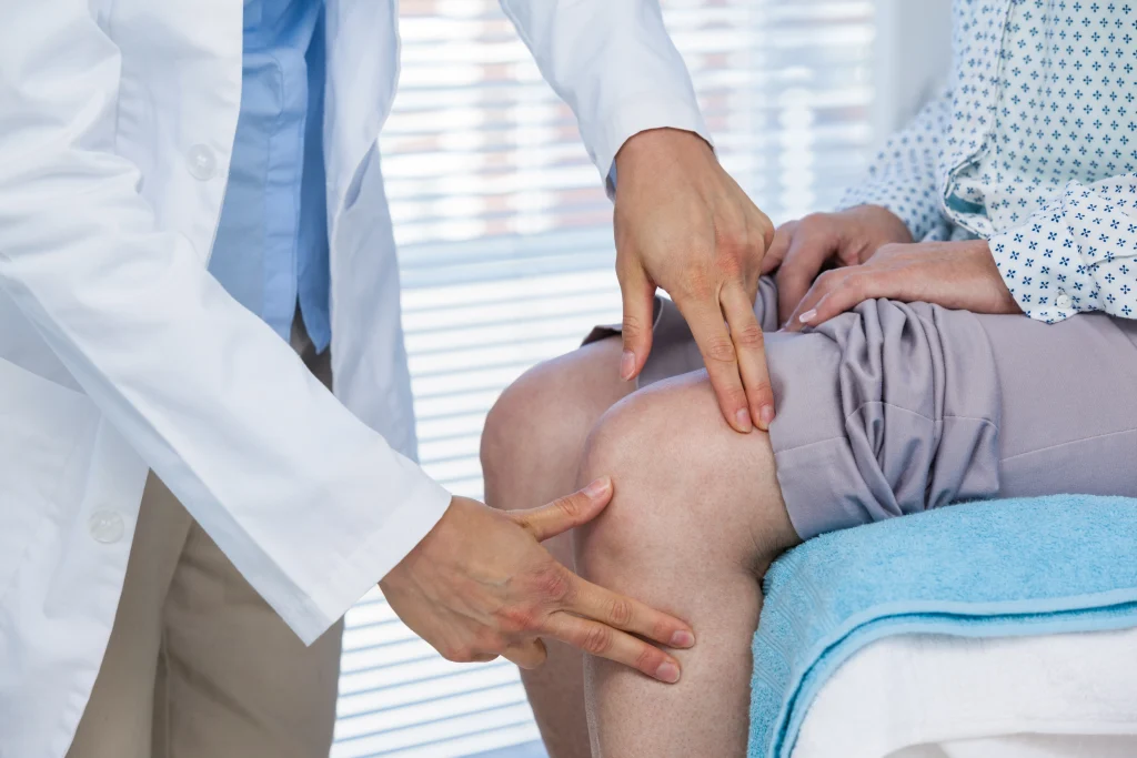 medico examinador paciente rodilla 11zon